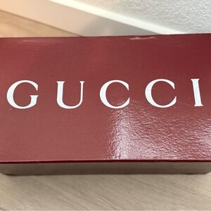 Gucci Red Logo Presentation Box

2 dust bags
Extra laces
Gucci shopping bag